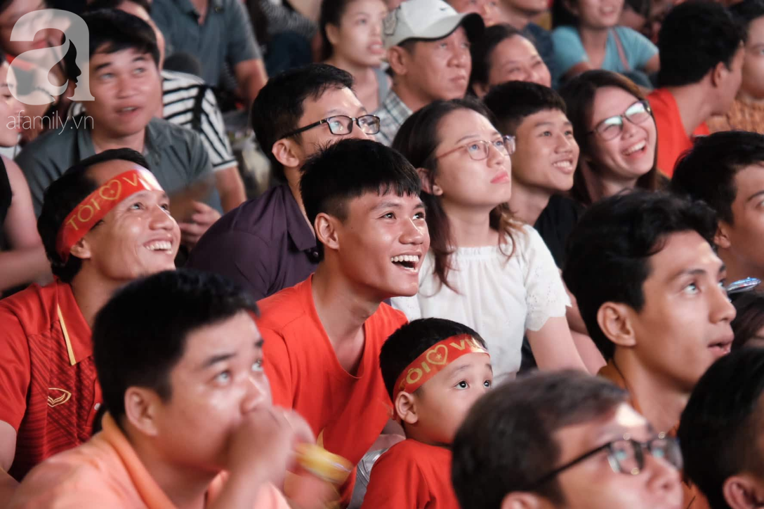 Việt Nam loại Thái Lan ở King's Cup 2019: CĐV hò reo trước sự tỏa sáng của lão tướng Anh Đức - Ảnh 6.