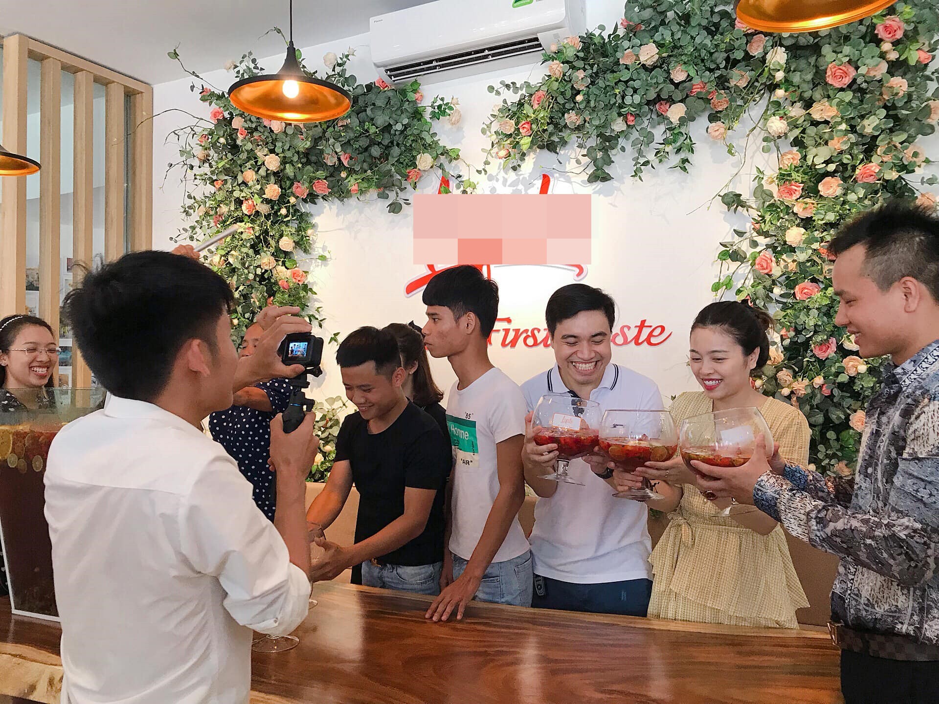 Bà Tân Vlog bất ngờ xuất hiện ở Hà Nội cùng hot mom Hằng Túi, trổ tài làm ly trà hoa quả khổng lồ - Ảnh 4.