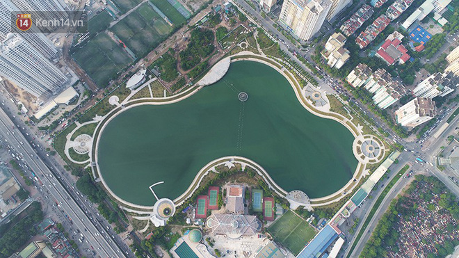 Chùm ảnh: Cỏ dại, bèo tây phủ kín khiến công viên nước 300 tỷ ở Hà Nội như một &quot;đầm lầy&quot; - Ảnh 1.
