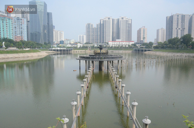 Chùm ảnh: Cỏ dại, bèo tây phủ kín khiến công viên nước 300 tỷ ở Hà Nội như một &quot;đầm lầy&quot; - Ảnh 9.