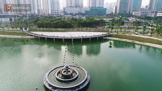 Chùm ảnh: Cỏ dại, bèo tây phủ kín khiến công viên nước 300 tỷ ở Hà Nội như một &quot;đầm lầy&quot; - Ảnh 10.