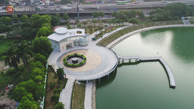 Chùm ảnh: Cỏ dại, bèo tây phủ kín khiến công viên nước 300 tỷ ở Hà Nội như một &quot;đầm lầy&quot; - Ảnh 2.