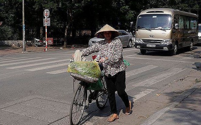 Nắng nóng gay gắt có thể kéo dài trong nhiều ngày tới - Ảnh 1.