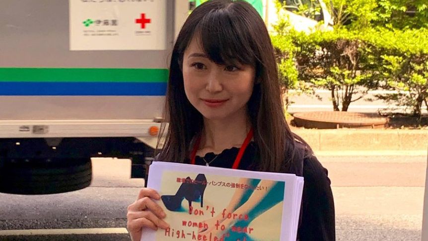 Phong trào #KuToo: Đôi chân rớm máu vì giày cao gót và lời kêu cứu của phụ nữ Nhật Bản chốn công sở  - Ảnh 2.