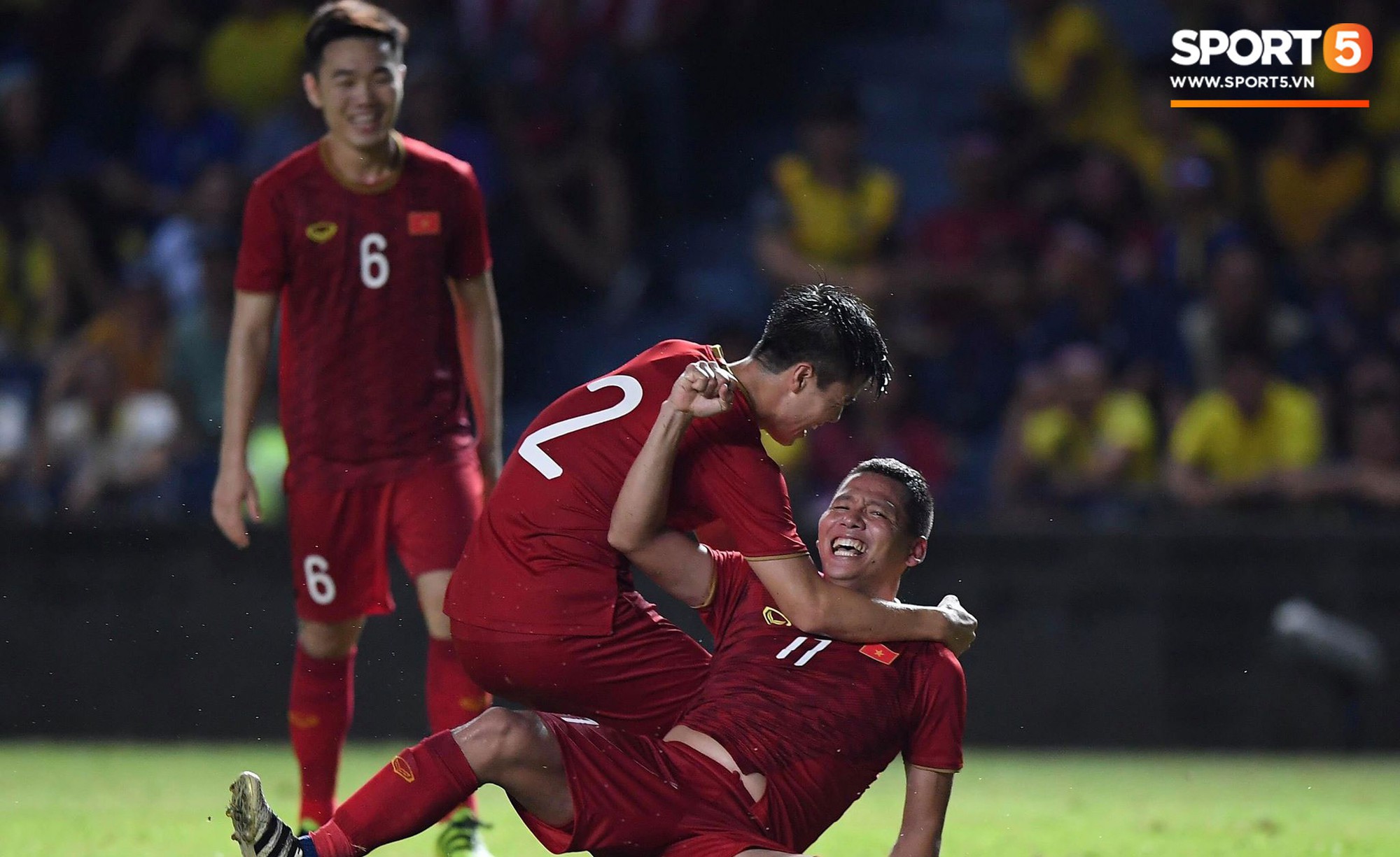 Anh Đức ghi bàn phút bù giờ, tuyển Việt Nam hạ Thái Lan để vào chung kết King's Cup  - Ảnh 1.