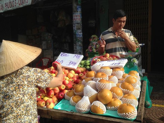 Táo Mỹ 40.000 đồng/kg ngập chợ Sài Gòn - Ảnh 1.