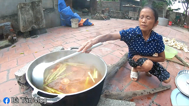 A đây rồi: bà Tân Vlog đã làm nồi lẩu Thái siêu cay khổng lồ ăn mừng chiến thắng của tuyển Việt Nam rồi này - Ảnh 2.
