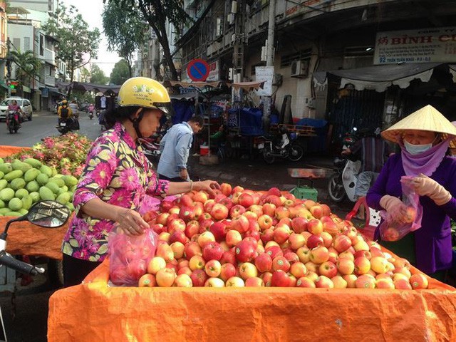Táo Mỹ 40.000 đồng/kg ngập chợ Sài Gòn - Ảnh 2.