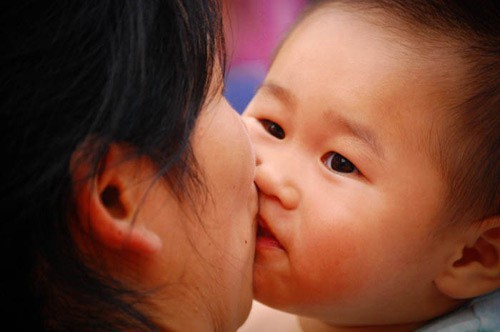 Nguy cơ lây nhiễm vi khuẩn gây ung thư từ thói quen hôn môi và mớm cơm cho con - Ảnh 2.