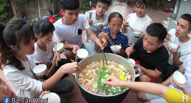 A đây rồi: bà Tân Vlog đã làm nồi lẩu Thái siêu cay khổng lồ ăn mừng chiến thắng của tuyển Việt Nam rồi này - Ảnh 4.