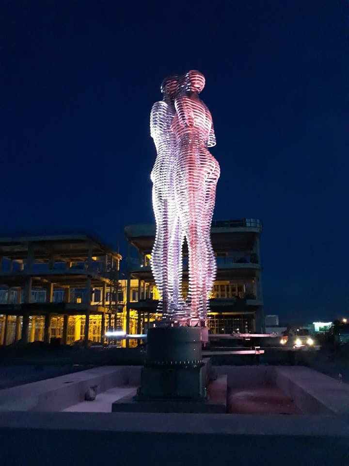 HOT: Hình ảnh &quot;nhá hàng&quot; hiếm hoi của bức tượng tình nhân “biết đi” lần đầu tiên có mặt tại Việt Nam - Ảnh 8.