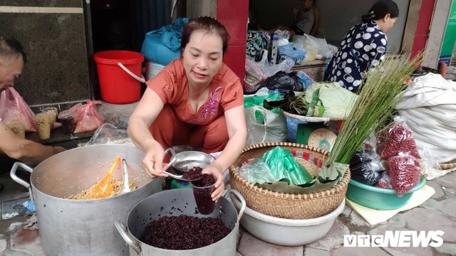 Đổ xô đi bán rượu nếp Tết Đoan Ngọ, ai cũng lãi 'khủng' - Ảnh 1.