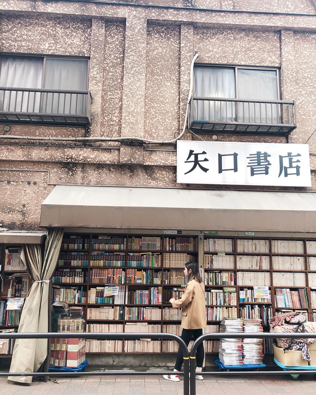 Ít ai biết giữa lòng Tokyo hoa lệ vẫn có một thư viện kiểu &quot;một nghìn chín trăm hồi đó&quot; đẹp như phim điện ảnh - Ảnh 5.