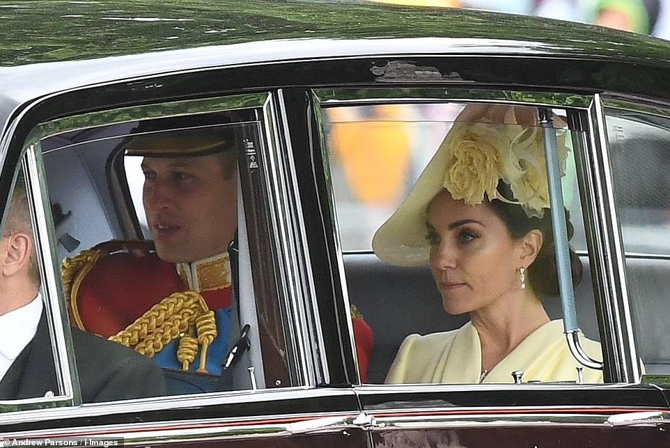 Từng bị chê thậm tệ vì lấn lướt cả Công nương Diana và Kate Middleton, giờ đây Meghan Markle đã khiêm tốn sửa lỗi sai trang phục - Ảnh 2.