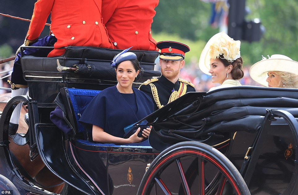 Từng bị chê thậm tệ vì lấn lướt cả Công nương Diana và Kate Middleton, giờ đây Meghan Markle đã khiêm tốn sửa lỗi sai trang phục - Ảnh 3.