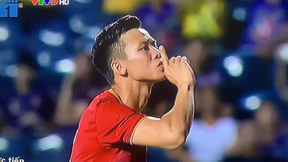 Không giành được King's Cup, Quế Ngọc Hải vẫn khiến NHM Việt Nam hả hê với màn đáp trả ngay trên chấm phạt đền - Ảnh 1. Không giành được King's Cup, Quế Ngọc Hải vẫn khiến NHM Việt Nam hả hê với màn đáp trả ngay trên chấm phạt đền - Ảnh 1.