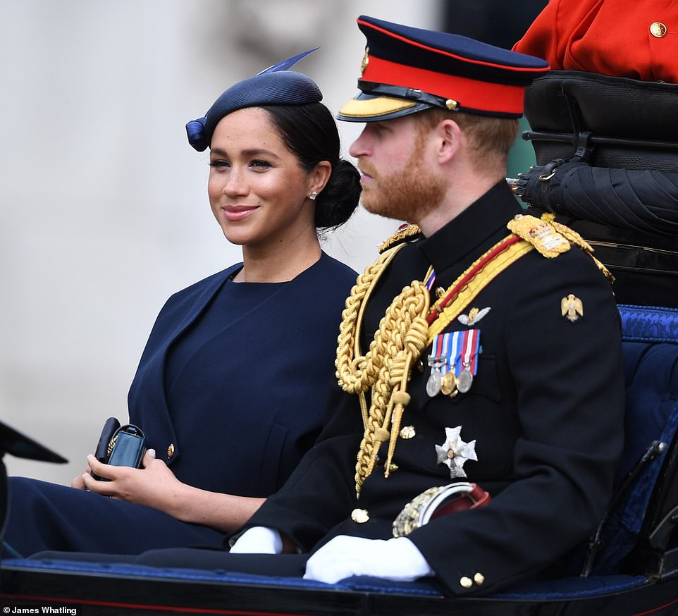 Cùng ngồi chung xe ngựa với chị dâu Kate, Meghan Markle bị dìm hàng không thương tiếc, ăn mặc như đưa đám, nhợt nhạt kém sắc - Ảnh 1.