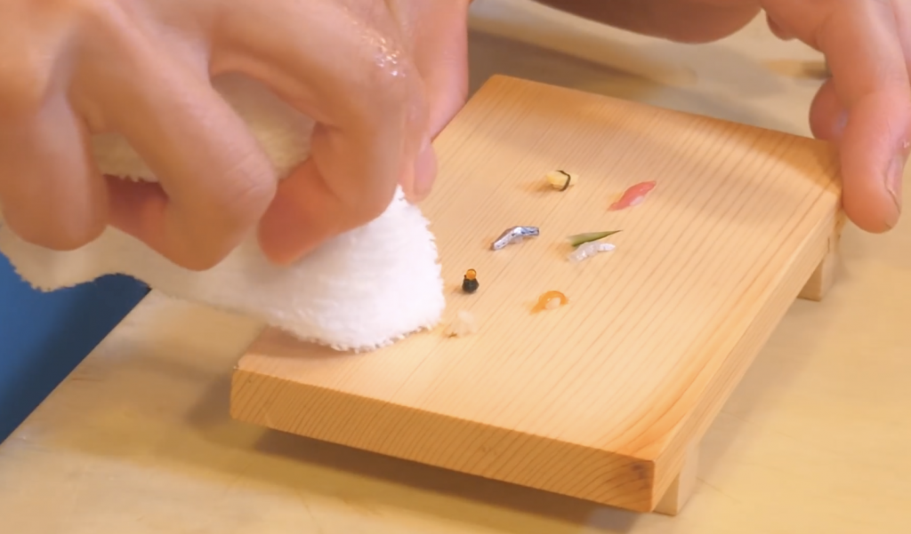 Không làm món khổng lồ như bà Tân, đầu bếp Nhật làm sushi bé tí như hạt gạo cũng đủ khiến người ta trầm trồ - Ảnh 1.