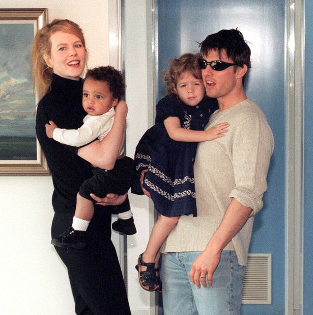Tin được không: Cô con gái được Tom Cruise bế bồng năm xưa đã lớn thế này, còn vui vẻ nắm tay chồng đi dạo phố - Ảnh 5.