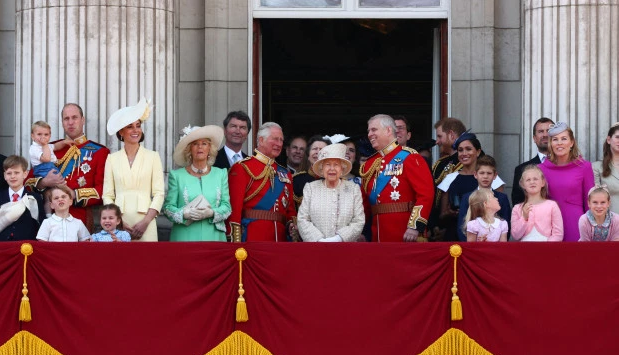 Khoảnh khắc Meghan Markle bị chìm nghỉm, lạc lõng giữa đại gia đình nhà chồng gây chú ý và nguyên do thực sự khiến ai cũng ngỡ ngàng - Ảnh 6.