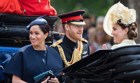 Nghỉ thai sản, Meghan Markle vẫn &quot;đá&quot; chị dâu Kate ra khỏi danh sách phụ nữ quyền lực và lý do thực sự khiến cô không gặp mặt ông Trump - Ảnh 1.