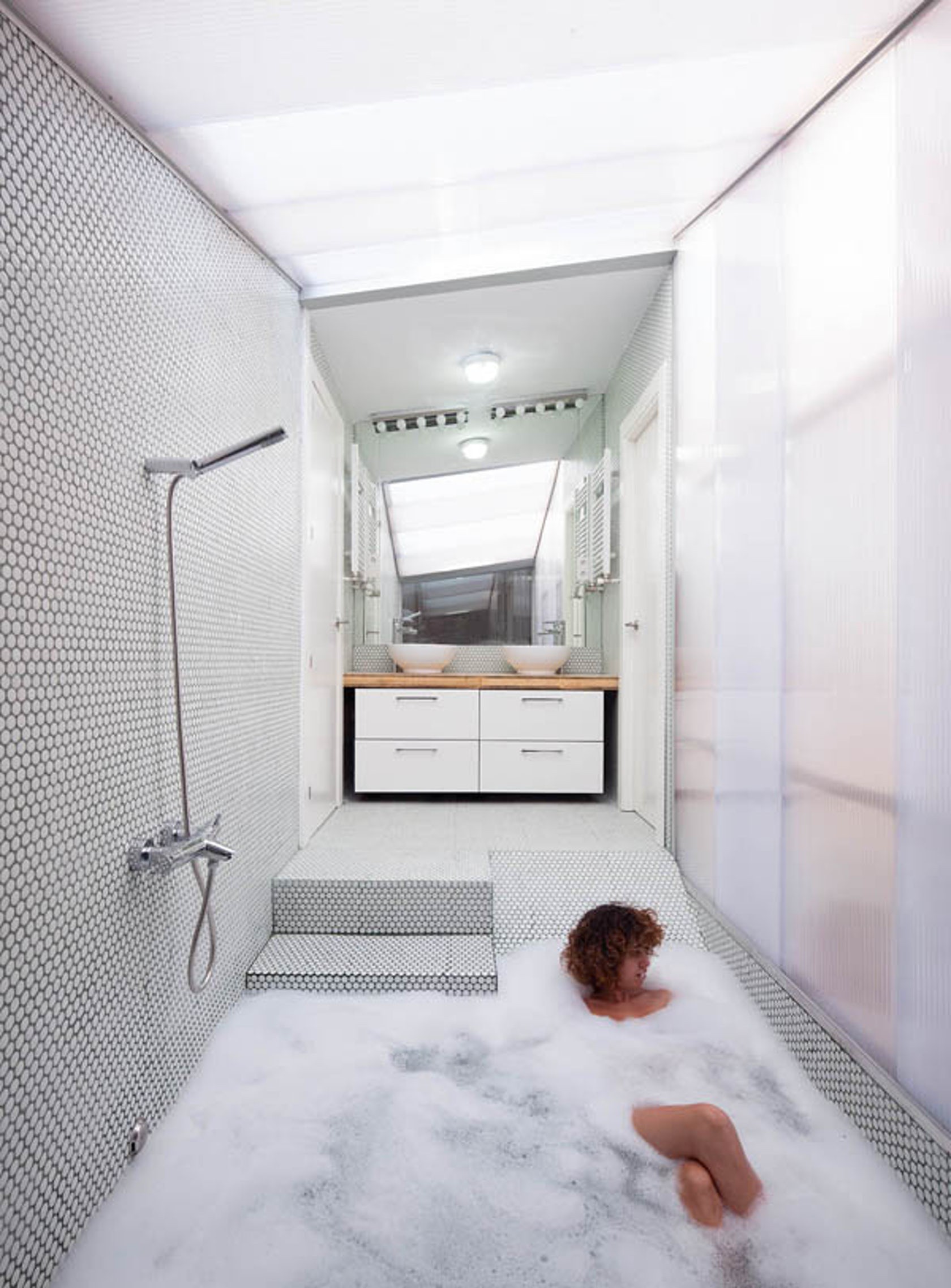 Кровать в ванной комнате. Креативная ванна. Необычный интерьер ванной. Ванная с душем. Необычные Ванные комнаты.