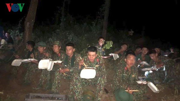 Chủ nhà hàng mang cơm, nước uống miễn phí cho lực lượng chữa cháy rừng ở Hà Tĩnh - Ảnh 1.