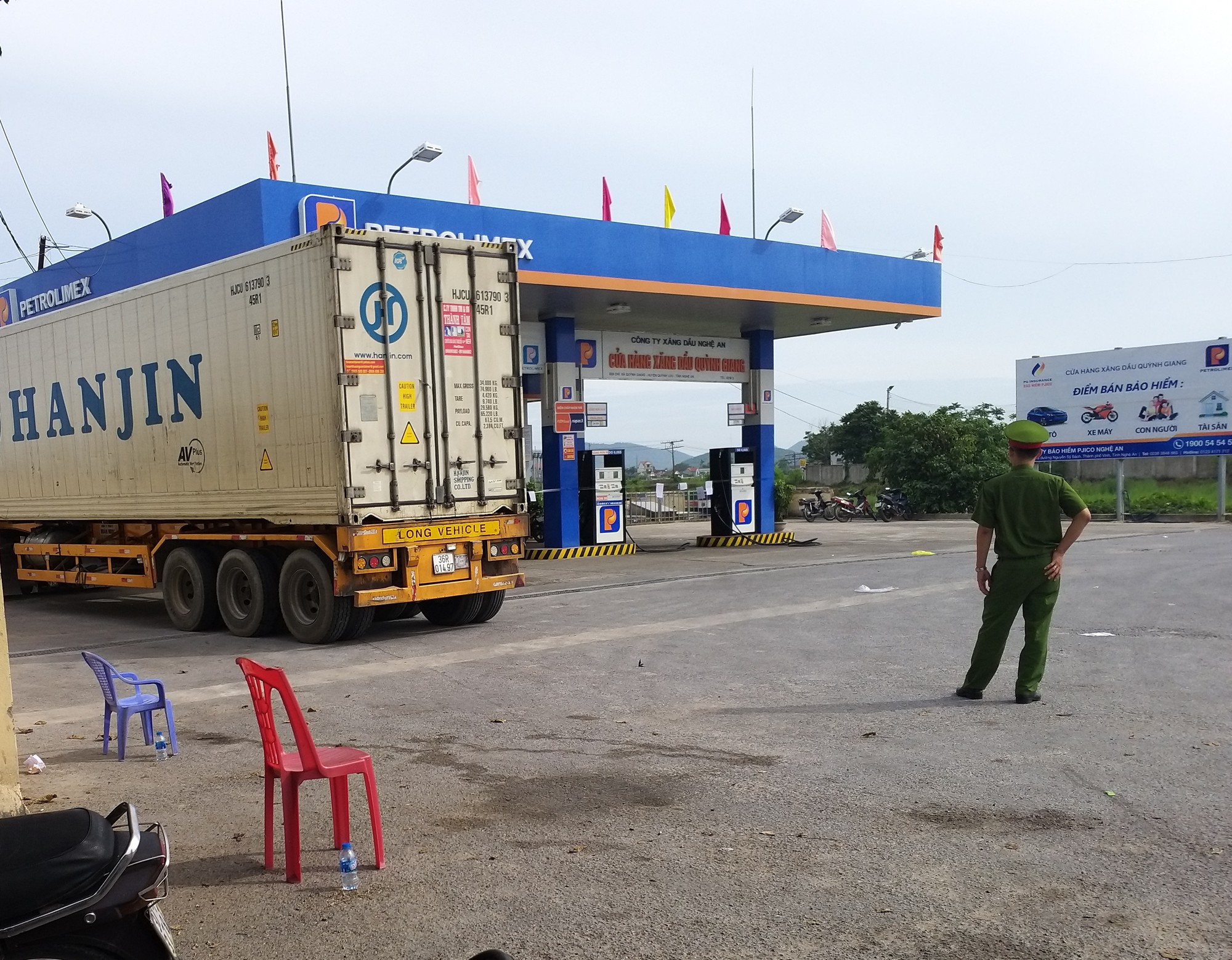 Đám tang đẫm nước mắt của nữ nhân viên bán xăng bị sát hại: Hai đứa con trai ngơ ngác tìm mẹ - Ảnh 7.