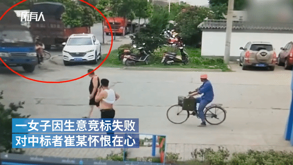 Xách xe đạp hớt hải chạy theo xe tải, chẳng ai ngờ người phụ nữ lại thực hiện màn dàn cảnh vụ tai nạn khiến nhân chứng cũng &quot;đứng hình&quot; - Ảnh 2.