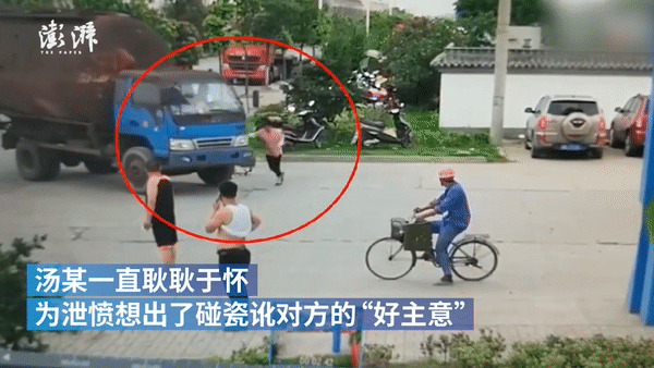 Xách xe đạp hớt hải chạy theo xe tải, chẳng ai ngờ người phụ nữ lại thực hiện màn dàn cảnh vụ tai nạn khiến nhân chứng cũng &quot;đứng hình&quot; - Ảnh 3.