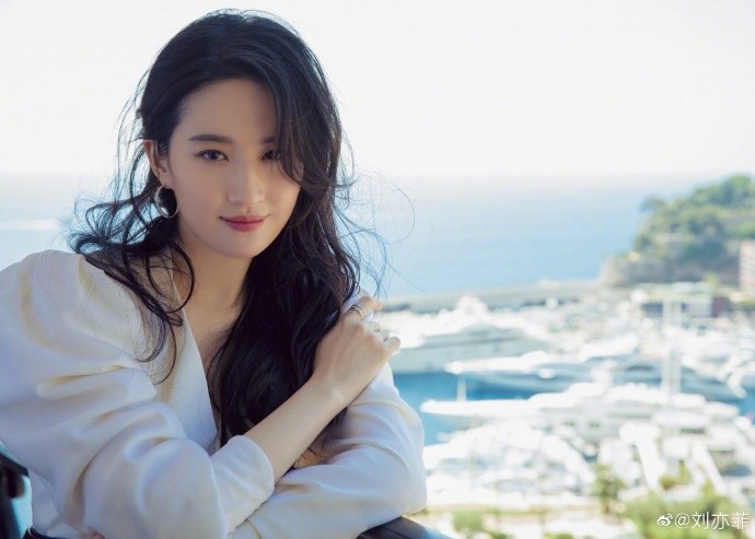 Cùng 1 chiếc áo: Lưu Diệc Phi khí chất như công nương hoàng gia, tới Jessica lại khác biệt hoàn toàn - Ảnh 2. Cùng 1 chiếc áo: Lưu Diệc Phi khí chất như công nương hoàng gia, tới Jessica lại khác biệt hoàn toàn - Ảnh 2.