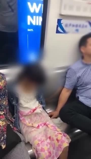 Người đàn ông say rượu sờ soạng bé gái trên tàu điện ngầm nhận hình phạt thích đáng, nhưng bản án này khiến cư dân mạng cực kỳ phẫn nộ - Ảnh 1.