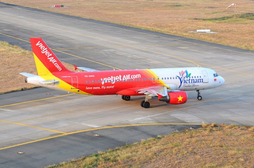 may-bay-vietjet-air-di-vao-duong-lan-dang-tam-dung-khai-thac-tai-tan-son-nhat