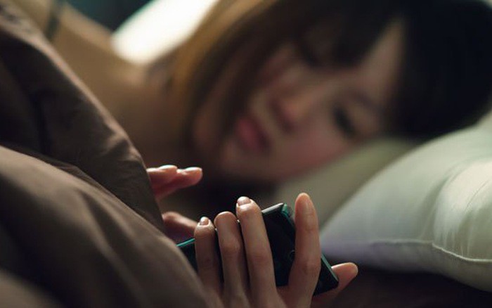 sleep-with-phone-in-bed-620x340-1407291403989