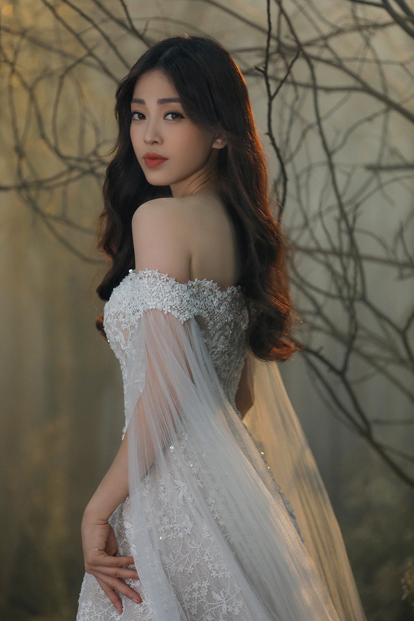 Hoa hậu Tiểu Vy, Á hậu Phương Nga, Á hậu Thúy An diện váy cưới của NTK