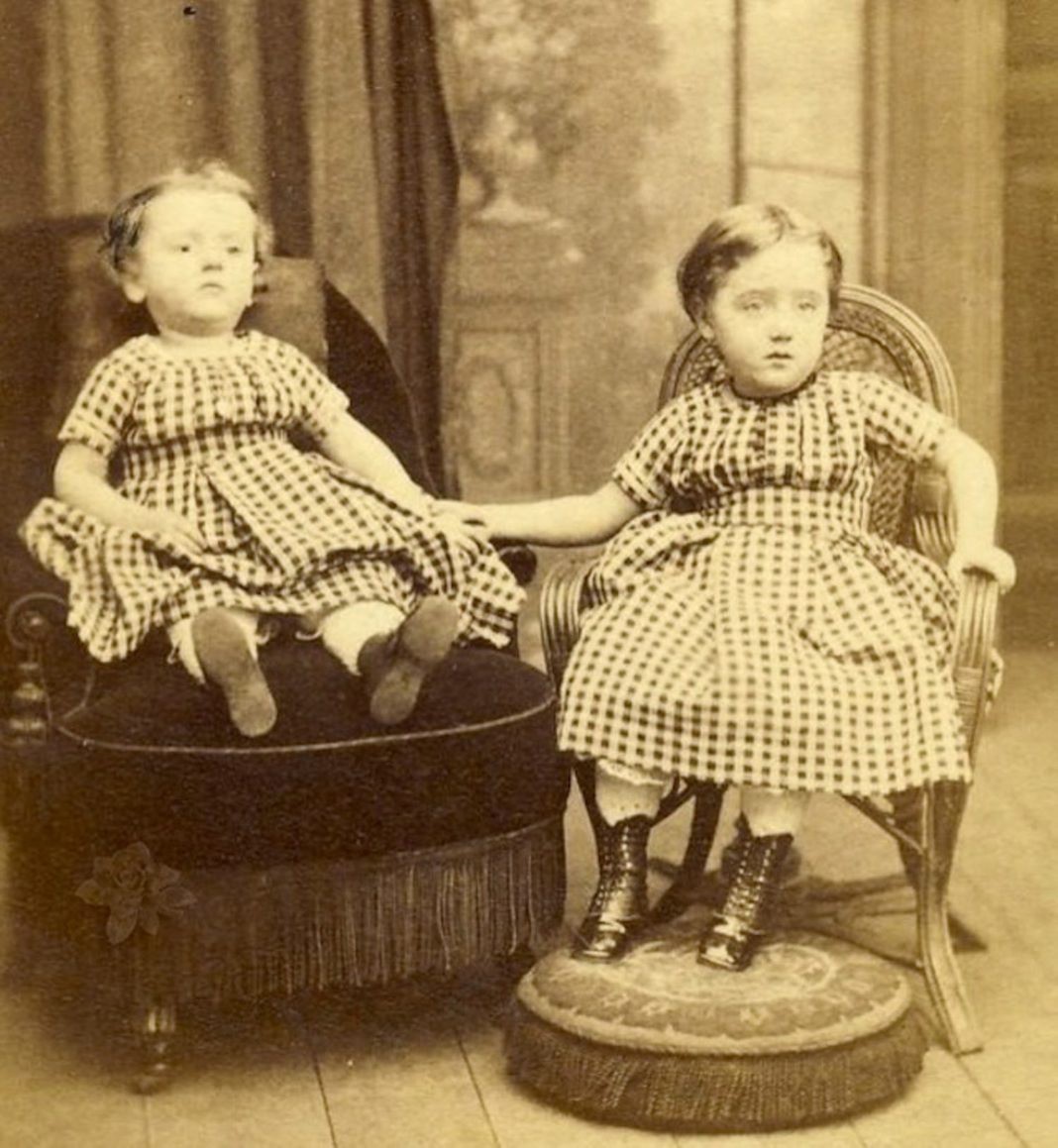 Chi tiết rùng rợn đằng sau bức ảnh gia đình và trào lưu chụp ảnh lạ lùng, cực nổi tiếng ở Anh từ thời Nữ hoàng Victoria - Ảnh 2.
