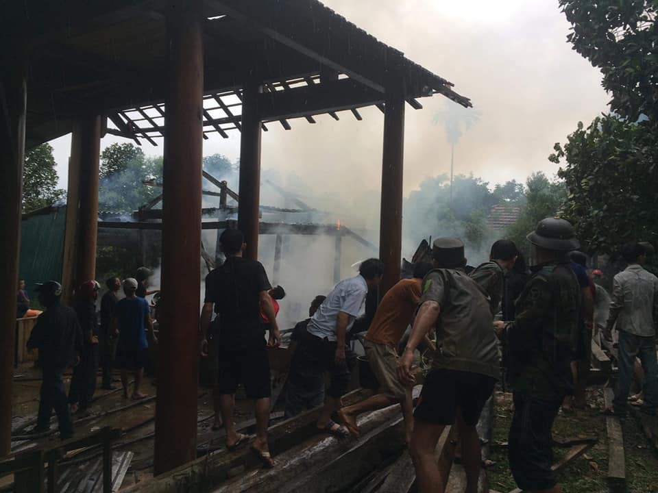 Nhà cháy trong lúc cha mẹ đi chữa bệnh, 3 anh em ngơ ngác bên đống tro tàn - Ảnh 4. Nhà cháy trong lúc cha mẹ đi chữa bệnh, 3 anh em ngơ ngác bên đống tro tàn - Ảnh 4.
