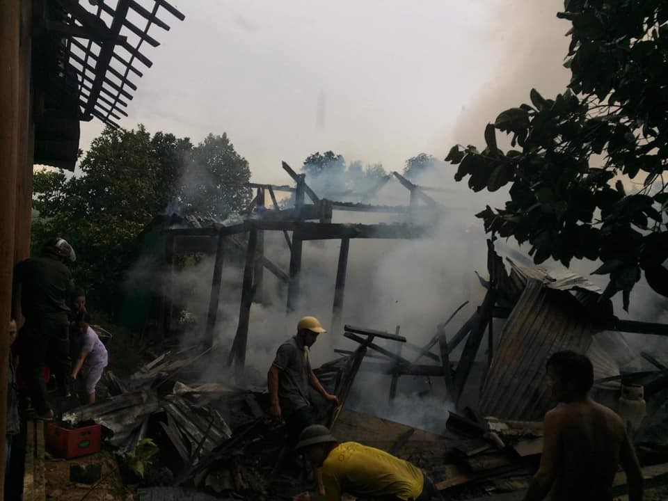 Nhà cháy trong lúc cha mẹ đi chữa bệnh, 3 anh em ngơ ngác bên đống tro tàn - Ảnh 5. Nhà cháy trong lúc cha mẹ đi chữa bệnh, 3 anh em ngơ ngác bên đống tro tàn - Ảnh 5.