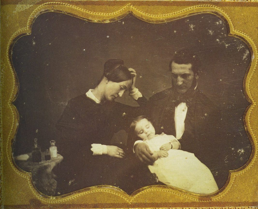 Chi tiết rùng rợn đằng sau bức ảnh gia đình và trào lưu chụp ảnh lạ lùng, cực nổi tiếng ở Anh từ thời Nữ hoàng Victoria - Ảnh 7.