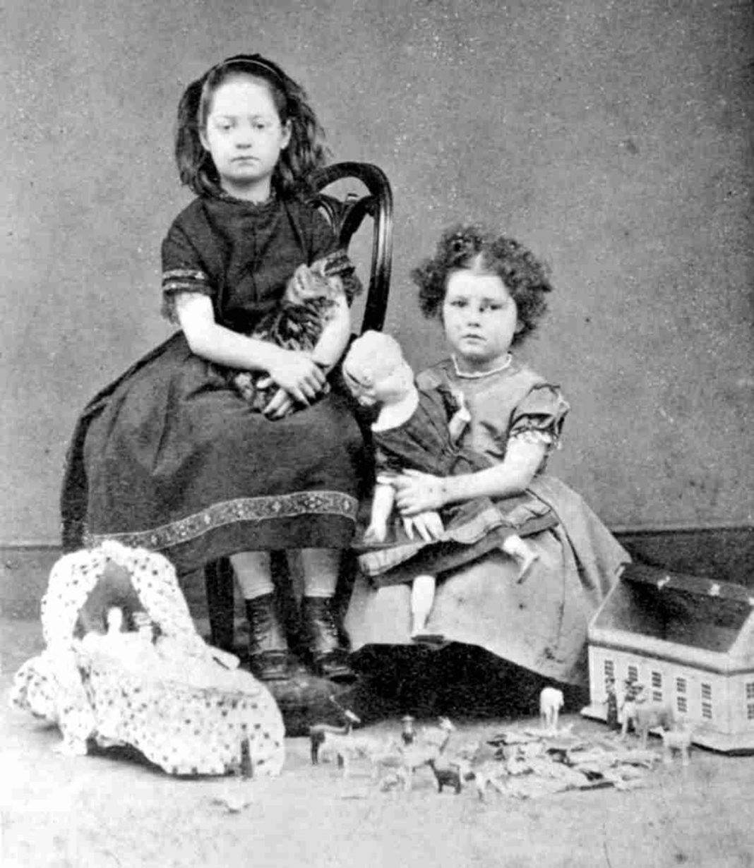 Chi tiết rùng rợn đằng sau bức ảnh gia đình và trào lưu chụp ảnh lạ lùng, cực nổi tiếng ở Anh từ thời Nữ hoàng Victoria - Ảnh 8.