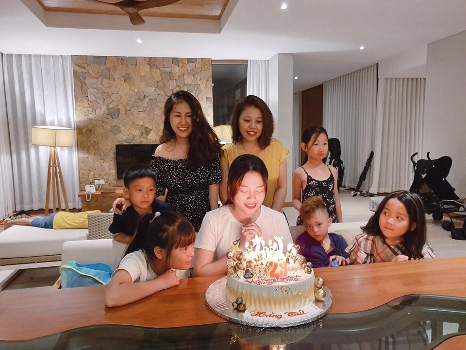 Bà xã Đăng Khôi tổ chức sinh nhật 18 tuổi bên gia đình nhưng hễ xuất  hiện cậu út lại chiếm spotlight vì biểu cảm cực hài