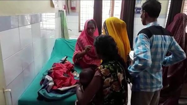 Bé gái sơ sinh chào đời với 3 đầu ở Ấn Độ do dị tật - Ảnh 2.