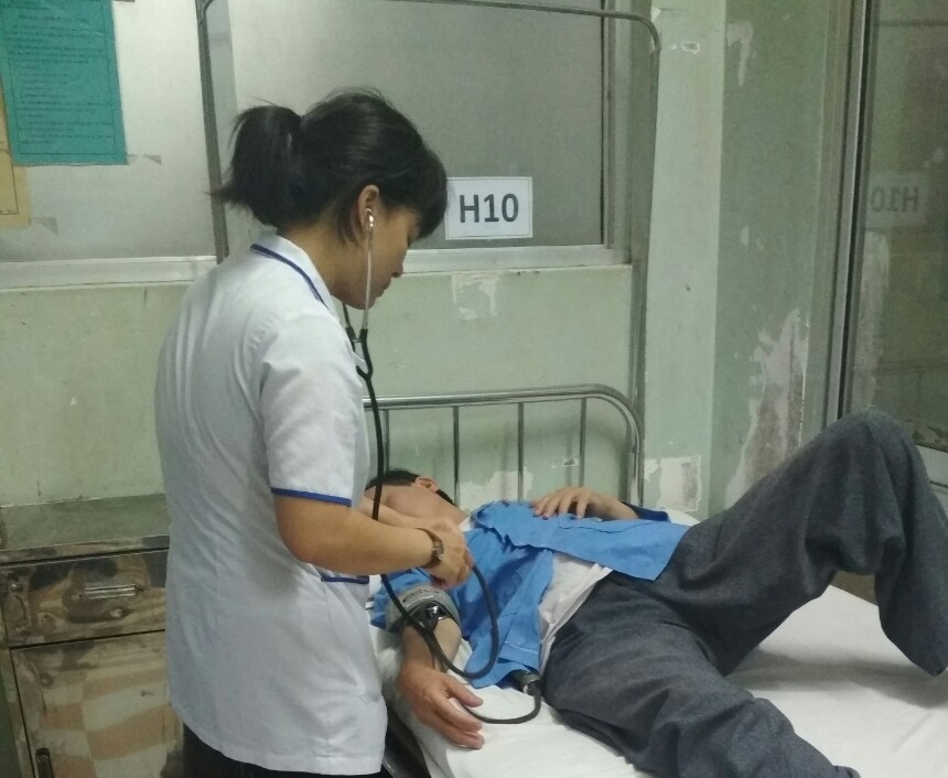 Bác sĩ đánh nhân viên điều dưỡng Trung tâm Y tế huyện ở Bình Định nhập viện - Ảnh 1.