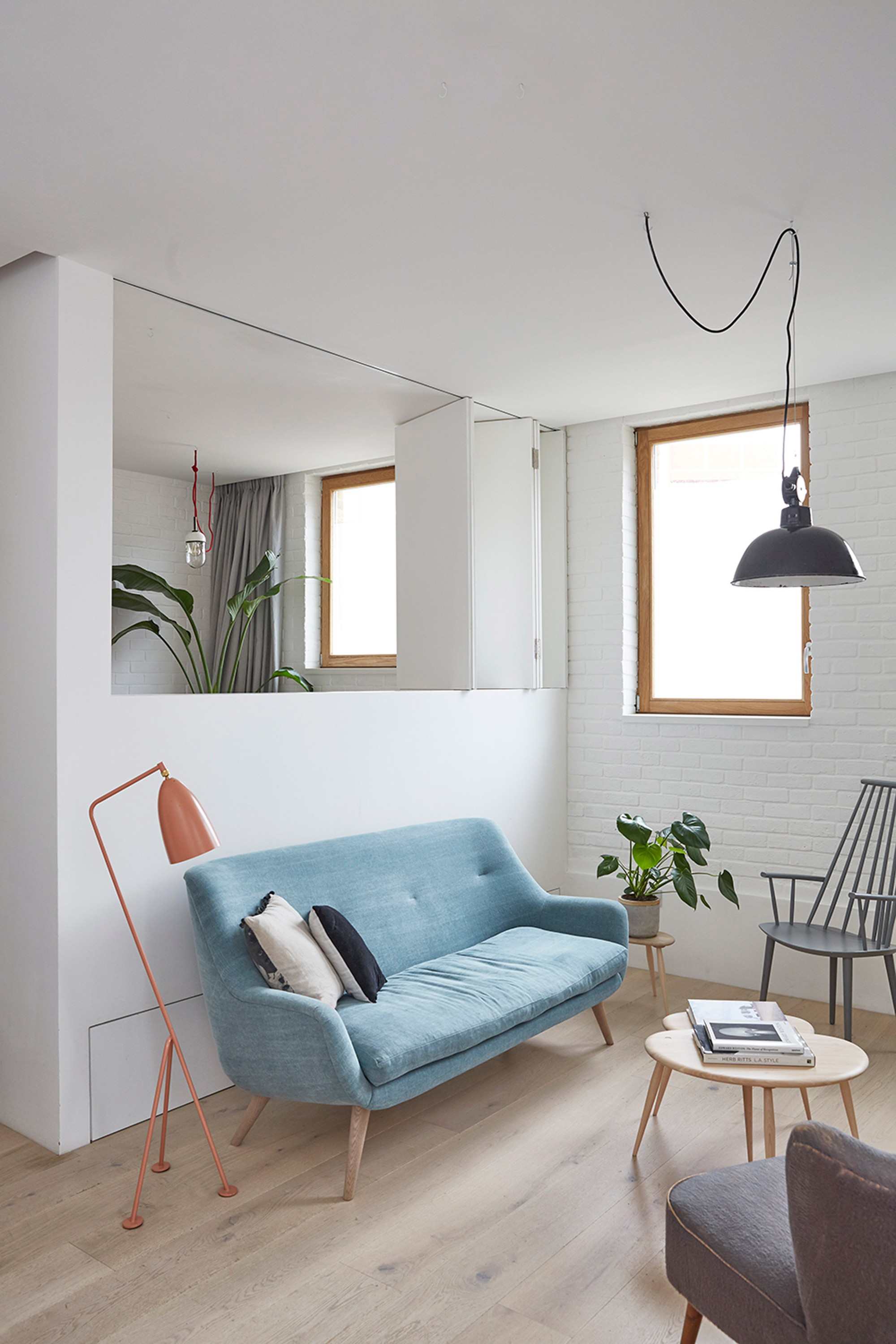 Nội thất phòng khách hiện đại đơn giản cho căn hộ nhà phố nhỏ