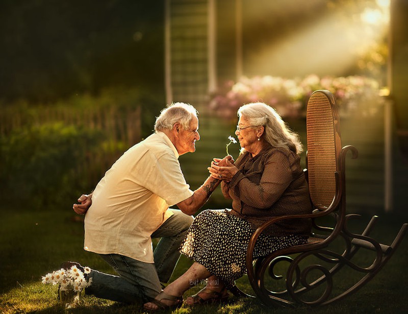 Hình ảnh này sẽ khiến bạn ngưỡng mộ. Cặp đôi già nắm tay nhau trải qua một cuộc sống đầy trắc trở mà vẫn giữ được tình cảm với nhau đến cuối đời. Họ là một ví dụ về tình yêu đích thực.