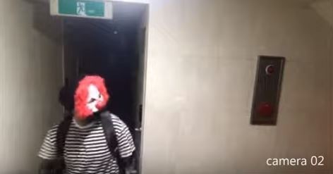 Đoạn clip gây rùng mình vài giờ qua ở Hàn: Kẻ biến thái đeo mặt nạ hề lẻn vào khu nhà trọ liên tục nhấn mật mã để đột nhập vào nhà - Ảnh 4.