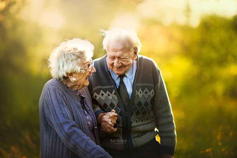 Ảnh cặp đôi về già sẽ khiến bạn cảm thấy yên bình và hạnh phúc. Họ có thể đã sống đủ một đời, nhưng với tình yêu của họ, họ vẫn luôn trẻ trung và đầy cảm xúc. Hãy xem ảnh để thấy được rằng tuổi tác không hề ảnh hưởng đến tình yêu đích thực.