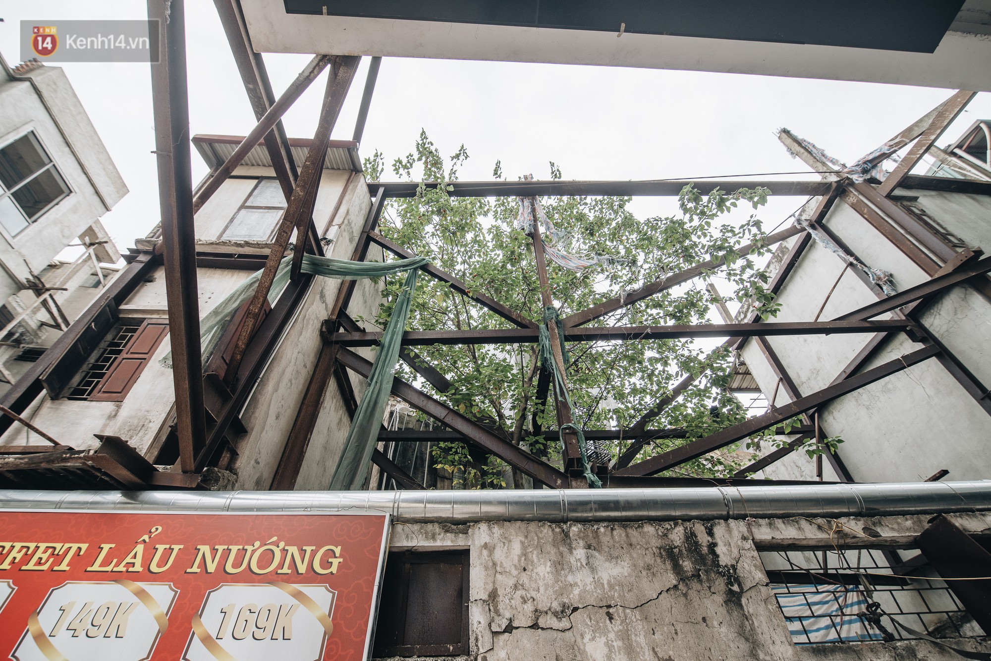 Kỳ lạ những căn nh&agrave; tầm gửi, chống nạng chờ sập suốt 10 năm qua ở H&agrave; Nội - Ảnh 4.