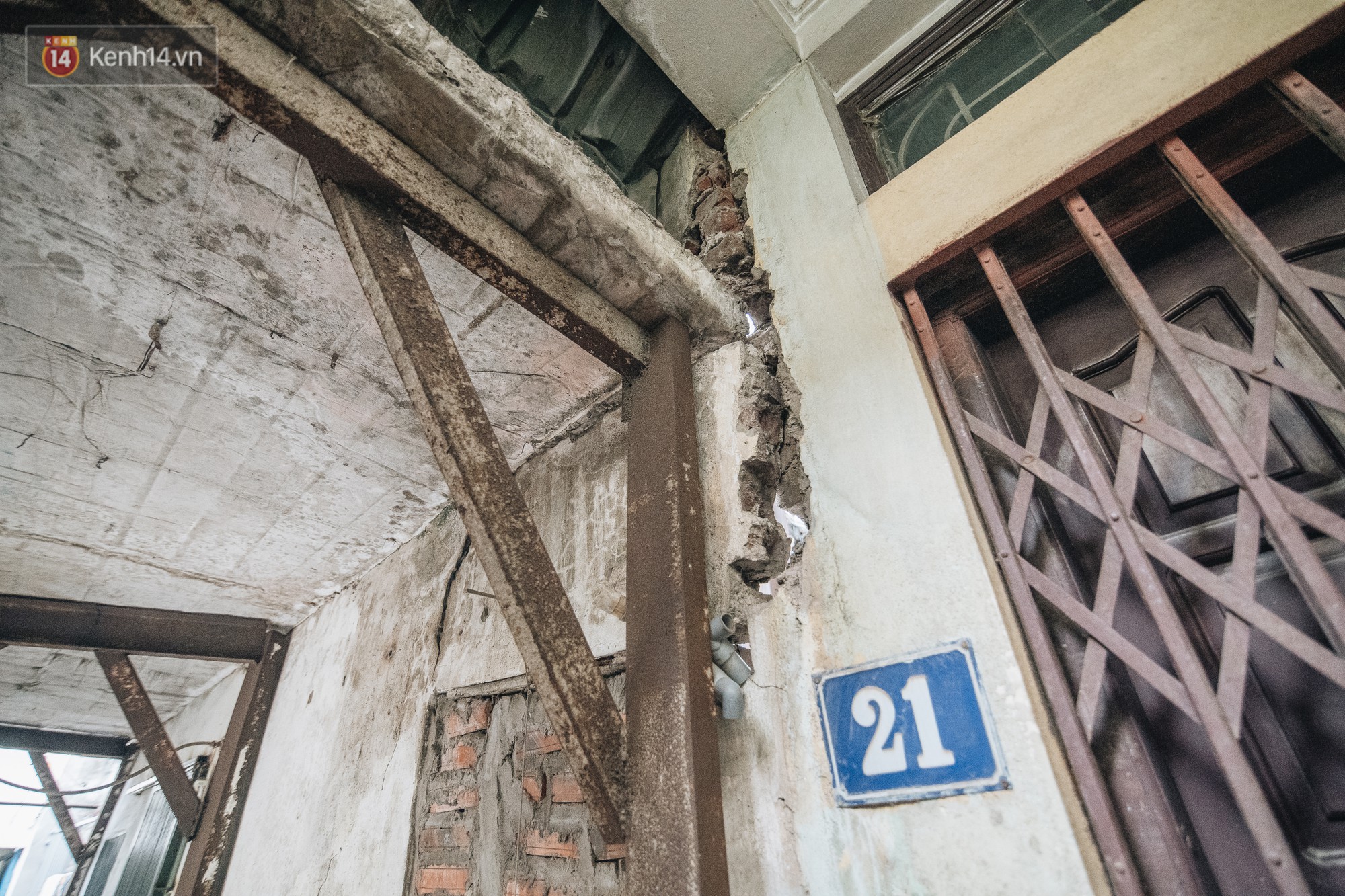 Kỳ lạ những căn nhà tầm gửi, chống nạng chờ sập suốt 10 năm qua ở Hà Nội - Ảnh 7.