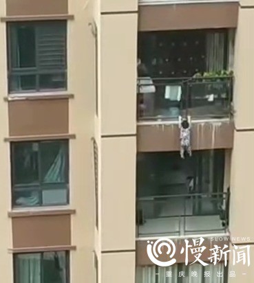 Đứa bé 3 tuổi thoát chết ngoạn mục khi ngã từ tầng 6 tòa nhà và cách xử lý của hàng xóm xung quanh khiến ai cũng bất ngờ - Ảnh 1.